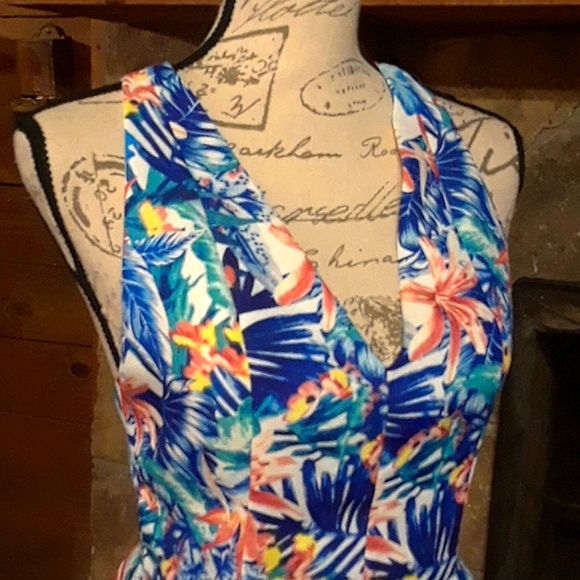 Romeo + Juliet Couture dress - Picture 2 of 7